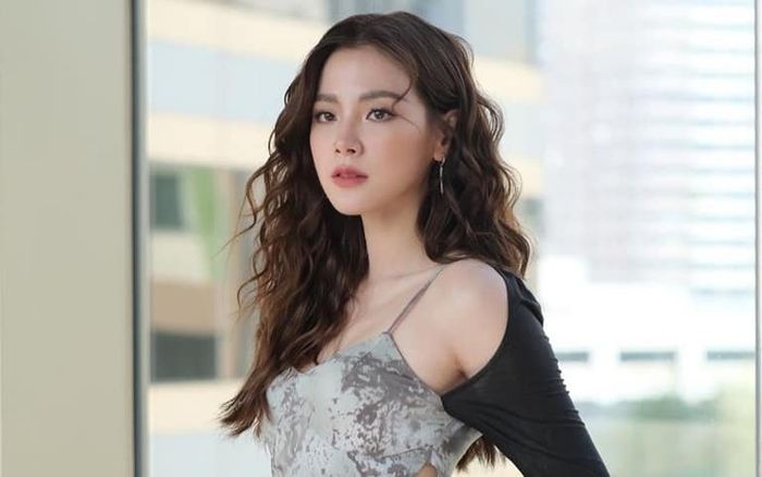 Baifern Pimchanok diện đầm cut-out vừa quyến rũ vừa ngọt ngào khiến fan 'tê liệt'