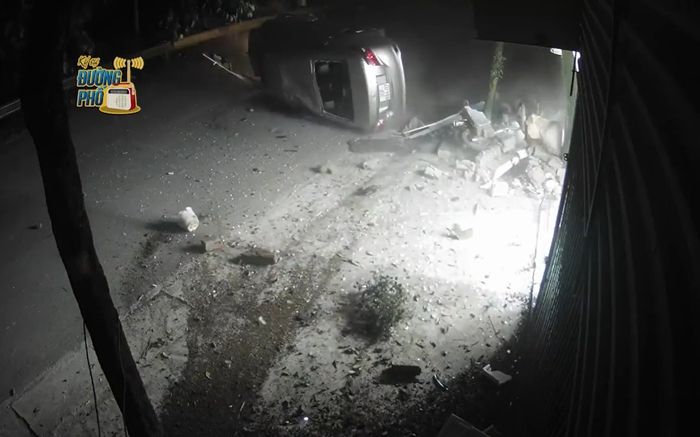 Clip: Ô tô bất ngờ lao thẳng vào tiệm cắt tóc, cả khách và nhân viên tái mặt chứng kiến cảnh tượng sau đó