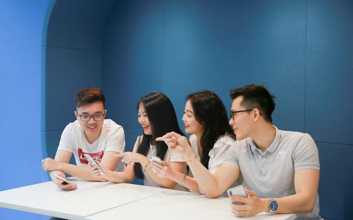 Cầm smartphone nhiệt tình lắc quẻ, miệng xin 'tổ tiên độ' để trúng Hổ vàng 9999 trên ví VNPAY