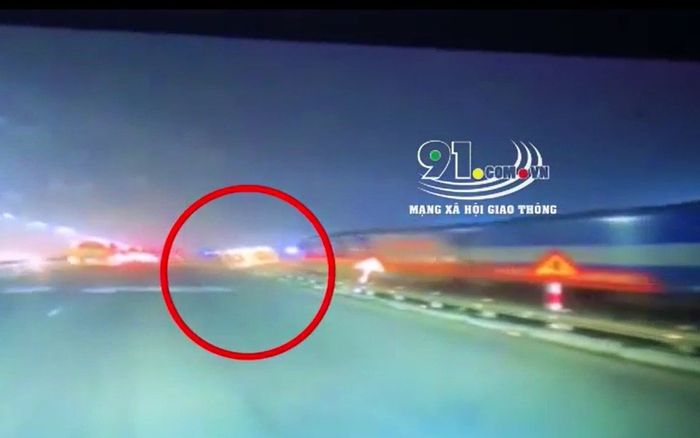 Camera ghi lại khoảnh khắc tàu khách Bắc - Nam đâm thẳng vào ô tô tải chở gỗ khiến lật đầu máy