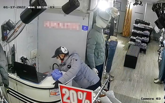 Nam thanh niên 'chôm' điện thoại chỉ trong 7 giây, cô nhân viên ngơ ngác chưa hiểu chuyện gì vừa xảy ra