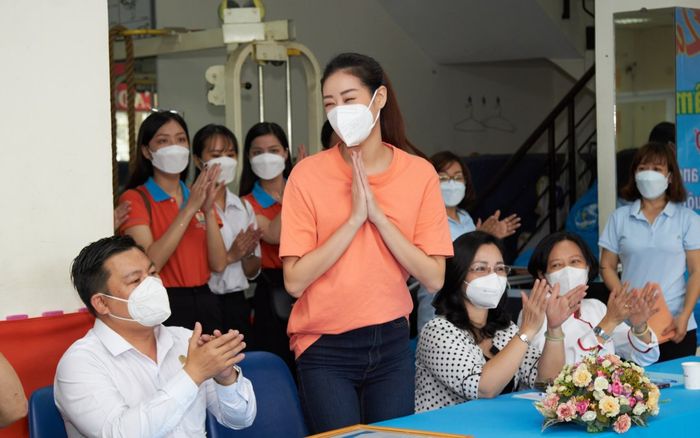 Hoa hậu Khánh Vân trao tặng quà cho người dân nghèo cận Tết Nhâm Dần 2022