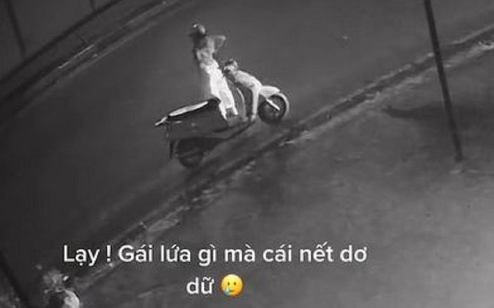 Clip: Cô gái dừng xe bên lề đường tập thể dục, hành động kém duyên sau đó khiến chủ nhà phải 'bóc phốt'