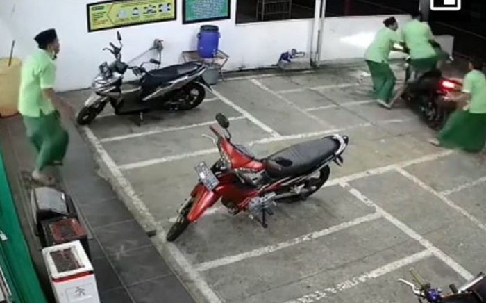 4 nam sinh mặc váy 'tung cước' khiến tên trộm xe máy bỏ chạy trối chết