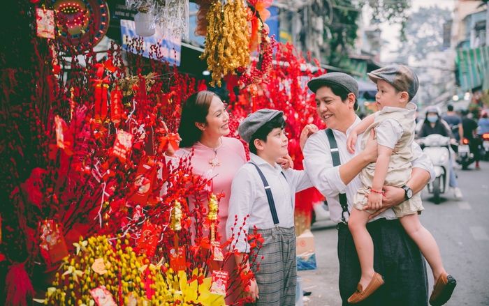 Gia đình Thanh Thúy - Đức Thịnh đỏ rực váy áo, tung tăng dạo phố Sài Gòn trước thềm năm mới