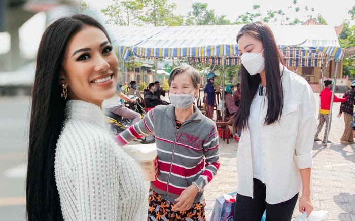 Kim Duyên ăn mặc giản dị, trở về Cần Thơ trao quà từ thiện: 'Chỉ mong bà con đón Tết ấm no'