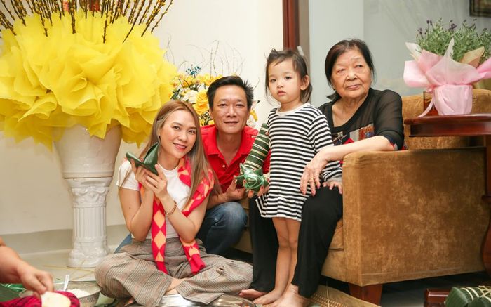 Mỹ Tâm khoe ảnh tươi tắn gói bánh chưng cùng gia đình, ai ngờ lộ hint liên quan đến Mai Tài Phến