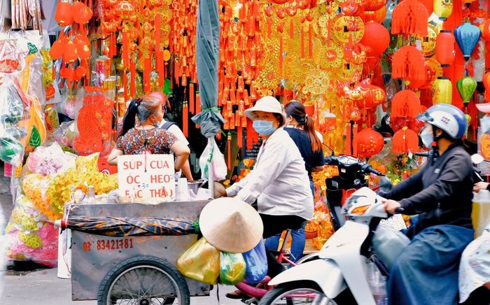 Không khí Tết nô nức của Chợ Lớn: Rực rỡ sắc đỏ, ngập tràn tiếng nói cười
