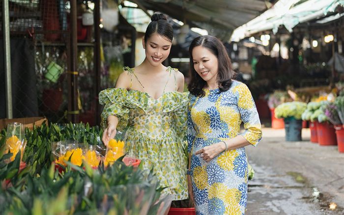 Á hậu Phương Anh hạnh phúc rạng ngời khi được đi chợ hoa Tết với mẹ