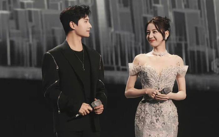 Dương Dương kéo Nhiệt Ba lên No.1 hotserach trước thềm năm mới, khoe visual đỉnh cao khi chung khung hình