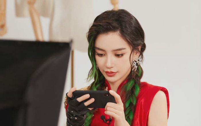 Hậu ly hôn, Angela Baby xuất hiện với nhan sắc đỉnh cao, thái độ hoàn toàn trái ngược với Huỳnh Hiểu Minh