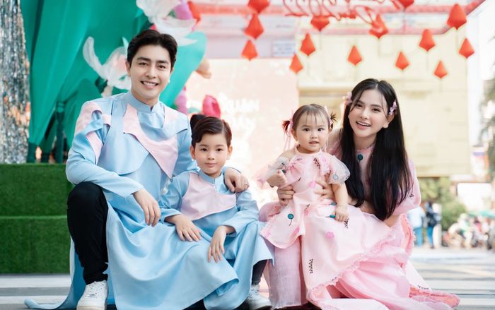 Gia đình Thu Thủy diện áo dài xuống phố du xuân