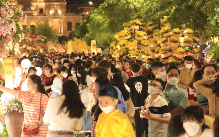 Giao thừa 2022: Hàng chục nghìn người đổ về phố đi bộ Nguyễn Huệ