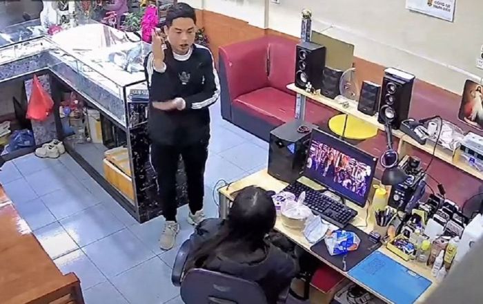 Đi ăn cơm tất niên nhà hàng xóm về, anh chồng liền giơ tay báo cáo vợ khiến dân mạng cười nắc nẻ