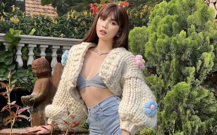 Mặc áo tí hon, Ngọc Trinh khoe trọn đôi gò bồng đào căng mẩy, chân thẳng tắp ngày đầu xuân