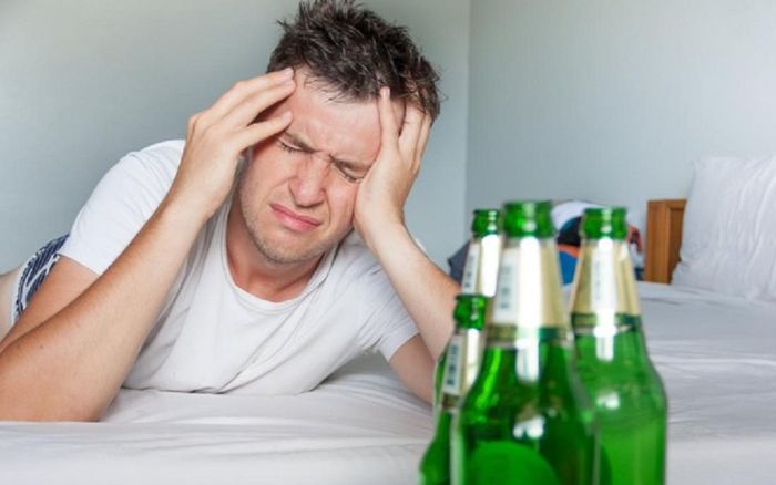 Nhức đầu sau khi uống rượu bia, nhất định không được nạp thêm thứ này