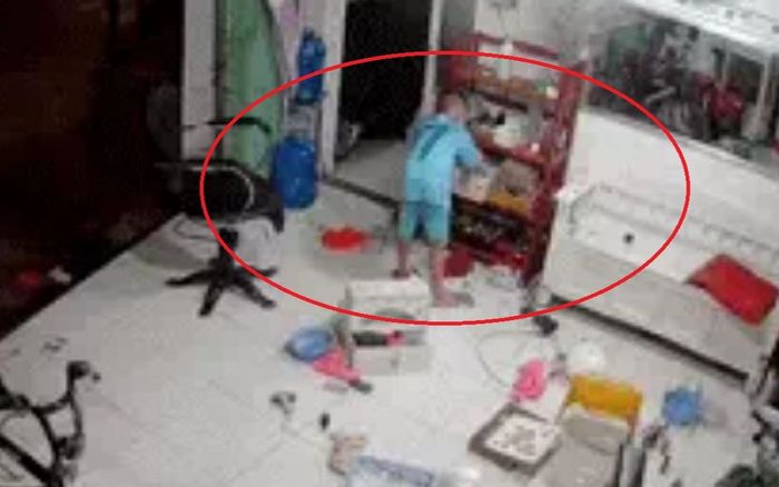 Đợi mẹ làm việc đến 12h đêm, cậu bé liền có hành động này khiến mẹ rưng rưng vì hạnh phúc