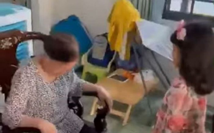 Chúc Tết bà nội, bé gái nói một câu khiến dân tình phải cười nghiêng ngả