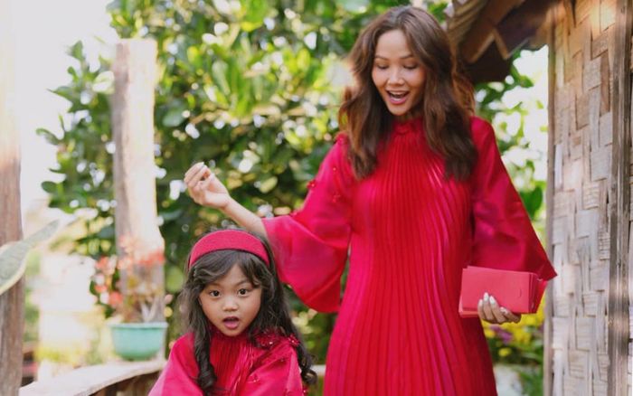 H'Hen Niê rực rỡ mặc áo dài đôi với cháu gái, đón Tết tại nhà sàn giản dị