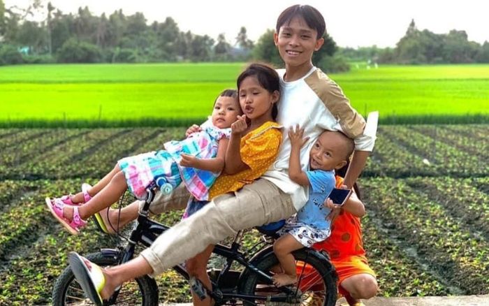 Hồ Văn Cường khiến fan bồi hồi với ảnh ăn Tết ở quê nhà: Chân mang dép lê, giản dị chơi đùa với đám bạn