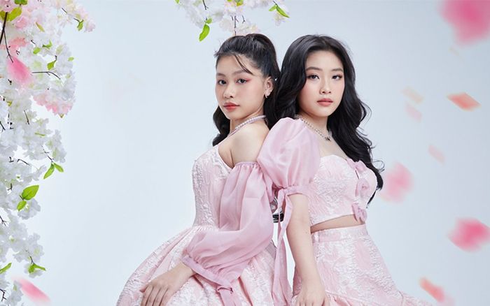 Cặp mẫu nhí có thần thái chuyên nghiệp gợi ý gam màu thịnh vượng trong năm mới