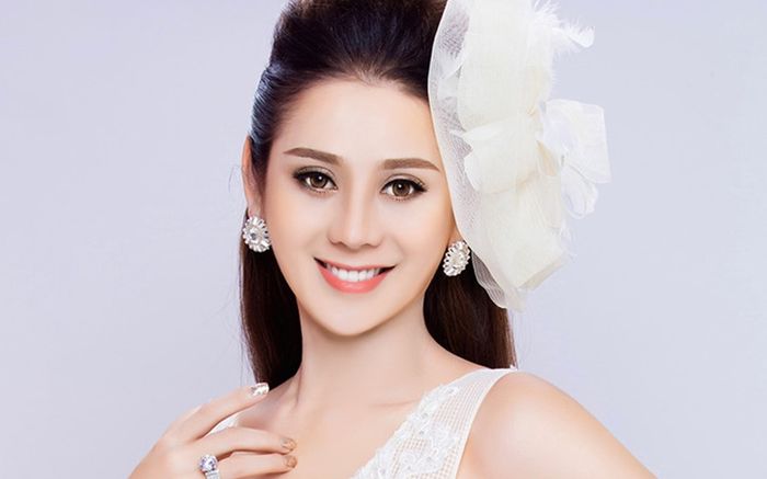 Rầm rộ ảnh Lâm Khánh Chi tình tứ cùng 'trai lạ' ngày đầu năm mới, chính chủ lên tiếng đính chính
