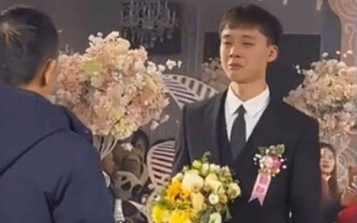 Chú rể bất ngờ òa khóc nức nở giữa lễ đường, phản ứng của cô dâu trái ngược khiến quan khách bất ngờ
