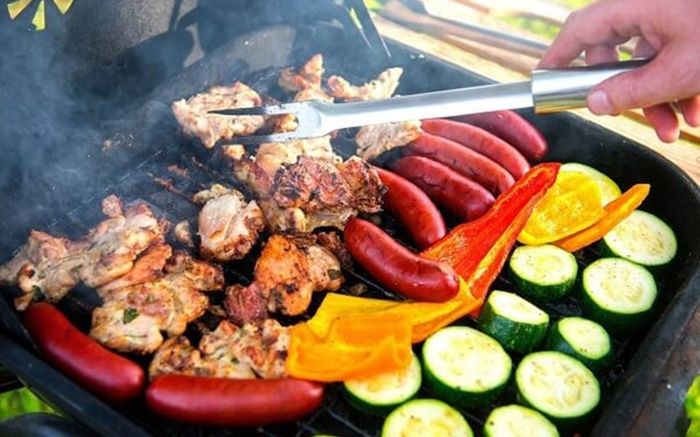 Làm bữa thịt nướng nhậu Tết, cả nhà ngộ độc nhập viện, biết lý do nhiều người giật mình