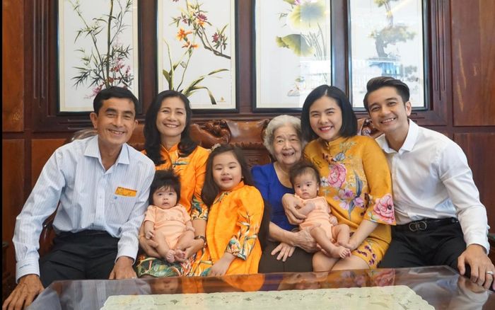 Vân Trang đưa cặp sinh đôi đi chúc Tết, khán giả liền nhận xét một điều