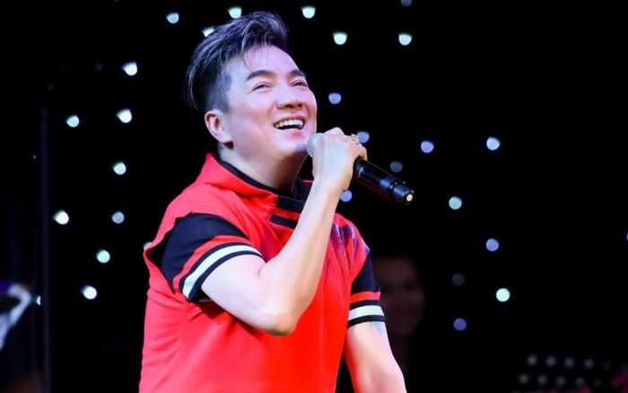 Giữa ồn ào với 'ai đó', Đàm Vĩnh Hưng đăng đàn: 'Hư và quấy là bị phạt úp mặt vô tường'