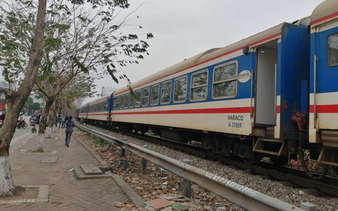 Người phụ nữ bế bé gái lao vào đường tàu ngày mùng 4 Tết, nghi tự tử