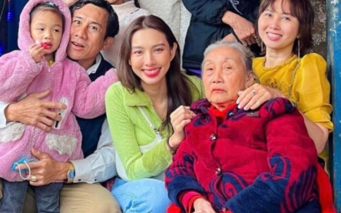 Thùy Tiên hội ngộ cùng mẹ ngày Tết, nhan sắc mẹ đẹp của Hoa hậu khiến dân tình xuýt xoa