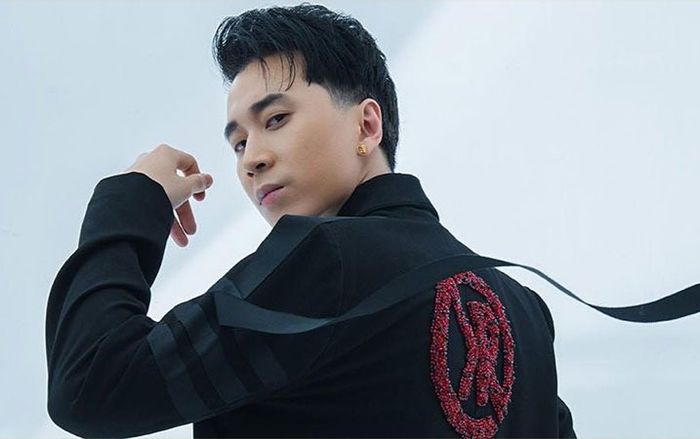 Karik đăng ảnh ngọt ngào bên cạnh cô gái lạ, nam rapper muốn công khai bạn gái?