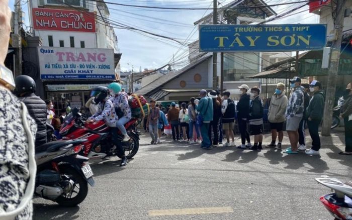 Cảnh tượng xếp hàng dài chờ ăn bánh căn ở Đà Lạt gây choáng, lý do là đây