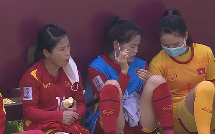 Khoảnh khắc dễ thương hiếm thấy của các cô gái vàng Việt Nam trên hành trình giành vé World Cup