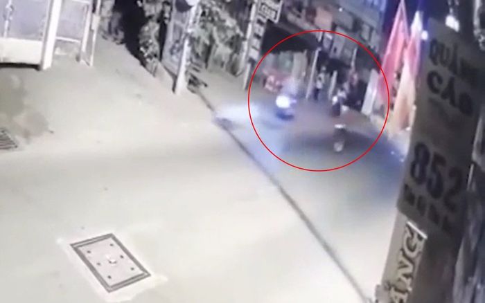 Clip: Mâu thuẫn va chạm giao thông, nam thanh niên đạp ngã xe đối phương khiến va vào cột điện tử vong