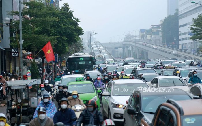 Người Hà Nội chen chân, đội mưa lạnh ùn ùn đi làm trong ngày đầu sau kỳ nghỉ Tết