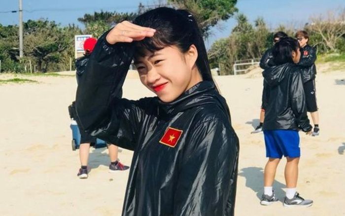 'Hoa khôi' Thanh Nhã khiến cư dân mạng rủ nhau trình… 'sổ hộ nghèo'