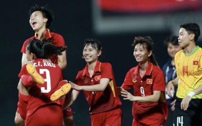 Nhà văn Hoàng Anh Tú: 'Mới hơn 48h, có vẻ như niềm vui từ chiến thắng của tuyển nữ Việt Nam đã tắt'