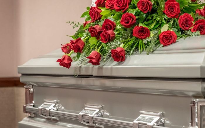 Mở nắp quan tài người thân, cả gia đình 'đứng hình' với cảnh trước mắt