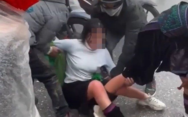 Xuất hiện thêm clip cô gái ở Sa Pa bị nhóm thanh niên 'bắt vợ' ngày mùng 6 Tết gây bức xúc