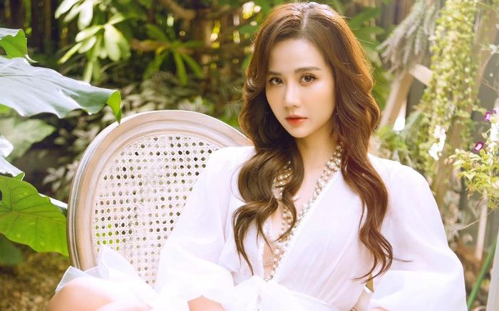 Rũ bỏ hình ảnh công sở nghiêm túc, nữ chính 'Thương ngày nắng về' hóa nàng thơ ngọt ngào