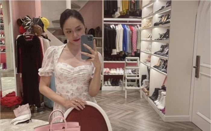 Họp hành đầu năm, 'tổng tài' Hương Giang tiện tay khoe túi xách nửa tỷ, nhẫn kim cương nặng trĩu