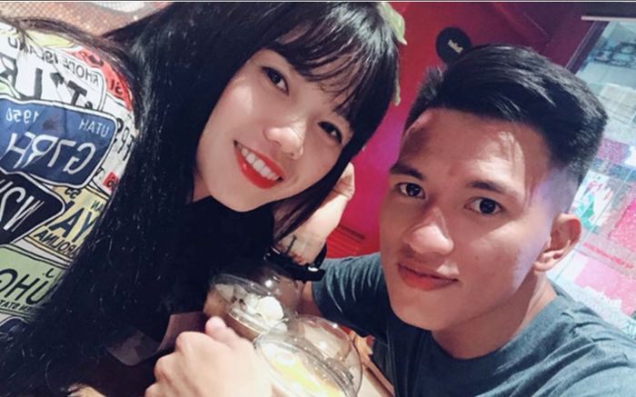 Mối tình 'chị em' nên duyên vợ chồng của hot girl tuyển nữ và cựu tiền vệ U23 Việt Nam