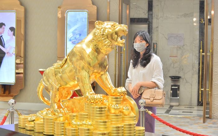 Dân Hà Nội chen nhau đi mua vàng trước ngày vía Thần Tài, một cửa hàng tung 'siêu phẩm' nặng 46kg