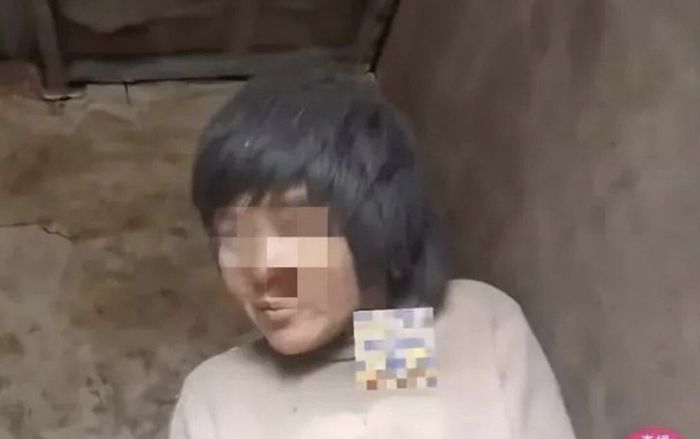 Chồng xích vợ tâm thần trong nhà kho, cảnh tượng sống gây choáng váng