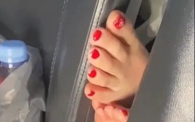 Đang nằm nghỉ ngơi trên chuyến bay, người phụ nữ 'hết hồn' khi thấy đôi chân thò ra từ hàng ghế sau