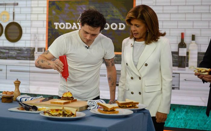 Cậu cả nhà Beckham bị bóc mẽ trình độ nấu ăn khi không thể tự làm bánh sandwich