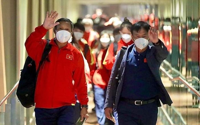 Tuyển nữ Việt Nam về nước: Xin chào những cô gái làm nên lịch sử!