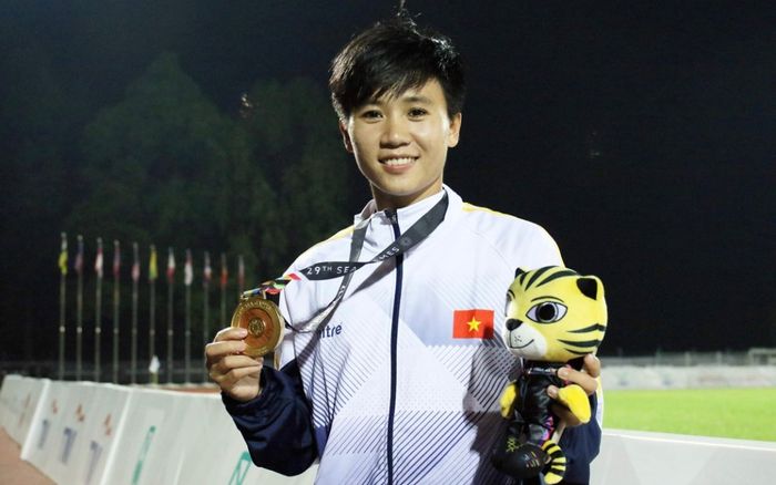 'Đại bàng' Tuyết Dung tiết lộ bí kíp đá phạt góc thành bàn mà cả thế giới kinh ngạc